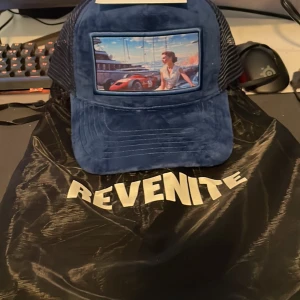 Revenite keps - Hej säljer denna sjukt limiterade keps av revenite. Kepsen släpptes i endast 1500 exemplar  Om flera ska köpa så är det högst bud som får den