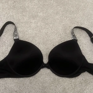  Victoria secret bh  - Köpte fel storlek igen den e helt oanvänd inga fel elr nått alls. Skickar gärna fler bilder på själva bhn och på lappen