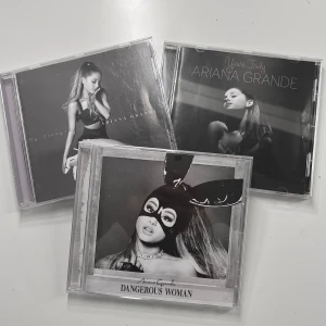 Arians Grande CD-skivor - CD skivor av Ariana Grande!  Dangerous Woman, My Everything och yours truly.  Alla 3 för 120 kr + frakt,  1 för 50 kr + frakt.  Köp sker via Swish.