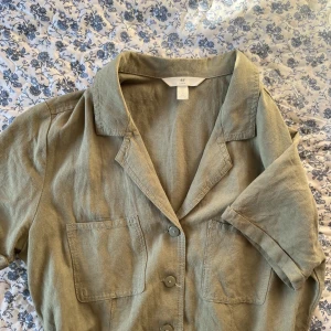 Linne byxdress  - Grön/oliv grön färg. Väldigt skönt material på sommaren.