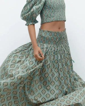 Zara lång kjol - Fin lång kjol jag inte använder längre🩷bra skick och nästan lite för lång för mig som är 165. Nypris:400kr