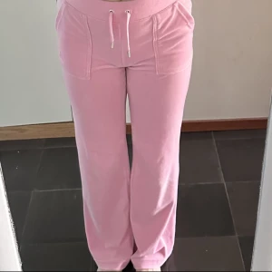 Juicy couture  - Köpta i april, säljer då de ej kommit till så mycket användning och jag behöver bli av med de så snart som möjligt pris kan därav diskuteras vi snabb affär 
