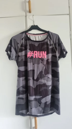 Träningskläder - Tränings-tshirt. Använd 2ggr, vid promenader. Aldrig styrketränat i den.