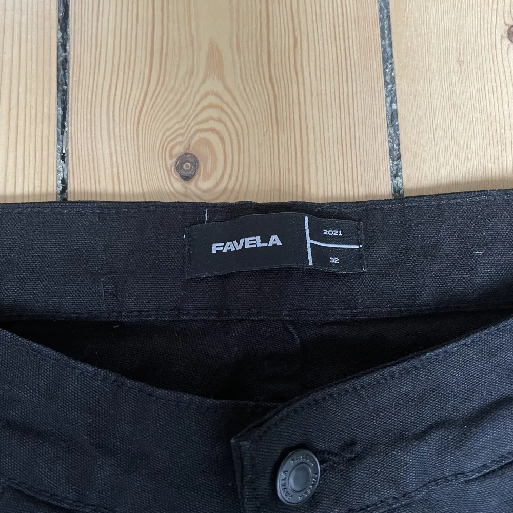 Favela byxor/jeans i svart, helt nya och oanvända. Nypris 1099 kr, storlek W32, L32. Jeans & Byxor.