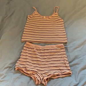 Randig Pyjamas - Rosa randig pyjamas - Nyskick - Köpt från Nelly - Storlek S i både linnet och shortsen