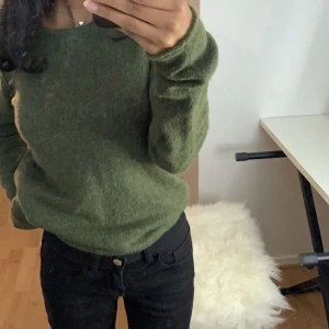 Stickad tröja  - Grön stickad tröja som inte kommer till användning💞