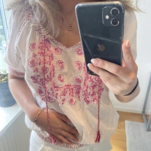 Vit topp  - Söt vit topp med rosa detaljer på. Passar perfekt till sommarn