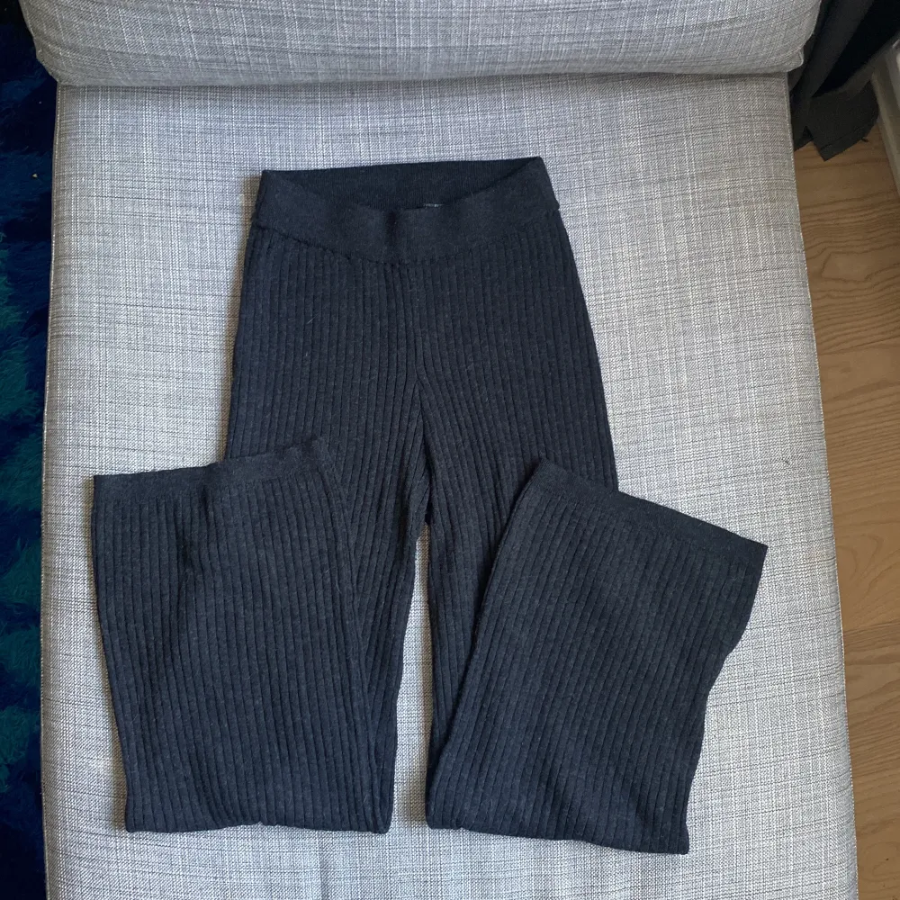 Stickade ribbade byxor från H&M storlek XS. I använt skick men har lite mer kvar att ge. En del noppor pga polyesterblandning. Supermjuka och sköna loungebyxor.. Jeans & Byxor.