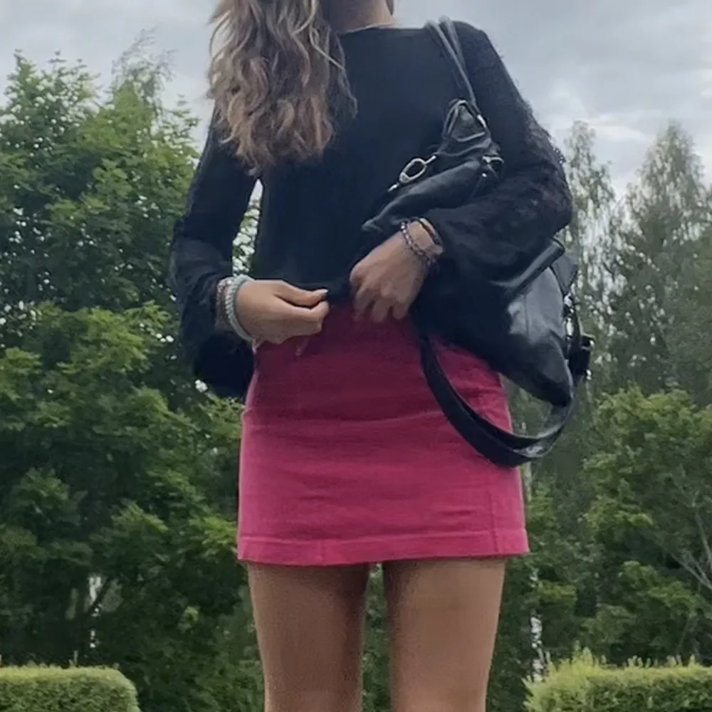 Super söt kort rosa kjol i stretchigt tyg🌸i storlek 38, passar mig som brukar kunna ha 36 också💖märke: Fresh spirit🫶. Kjolar.
