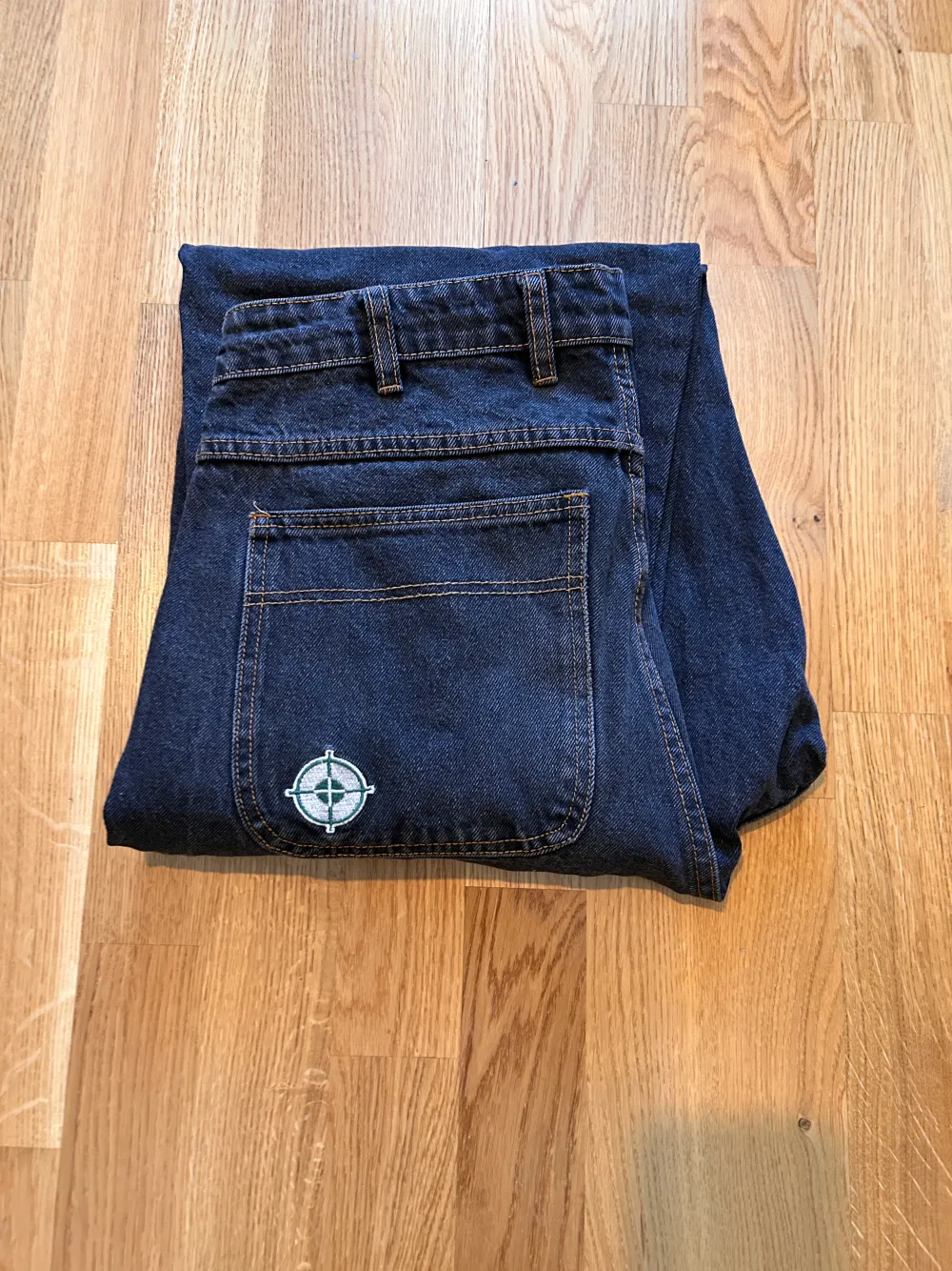 Använda en säsong har klippt bort märket på bakfickan . Jeans & Byxor.