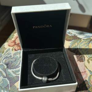 Äkta Pandora armband(Kan skicka bättre bild på stämpeln som visar att det är äkta ) säljer då det var alldeles för litet