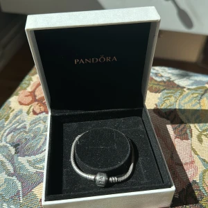 Pandora armband - Äkta Pandora armband(Kan skicka bättre bild på stämpeln som visar att det är äkta ) säljer då det var alldeles för litet