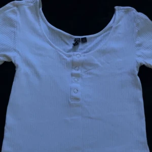 Vit t-shirt  - Vit t-shirt med knappar 