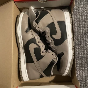 Dunks High  - Storlek 42, helt nya Kan gå ner i pris vid snabb affär:) 