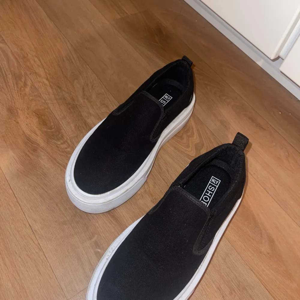 Svarta skor med vita sulor storlek 36. Skor.