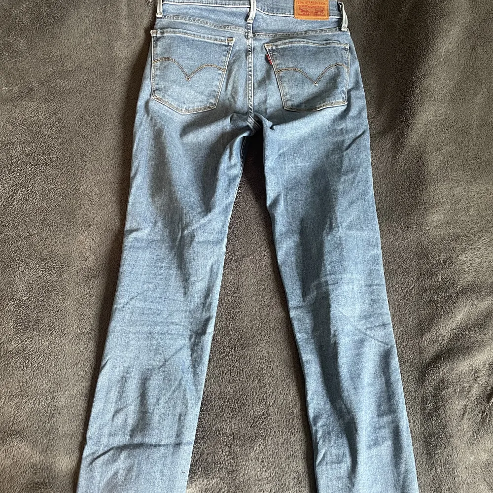 Lågmidjade blåa Levis jeans, storlek 26. I väldigt bra skick. Säljes då de är för små för mej!🫶🏼. Jeans & Byxor.