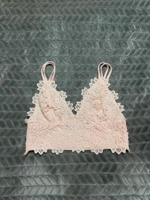 Rosa spetstopp - Köptes från bikbok för något år sedan men aldrig blivit använd. Storlek xs.