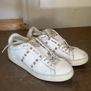 Valentino skor  - Valentino skor i storlek 39. Lite slitna på ena tån (se bilder) men annars i fint skick. Har både äkthetsbevis + skopåse❤️ nypris ligger just nu på ca 8000kr❤️