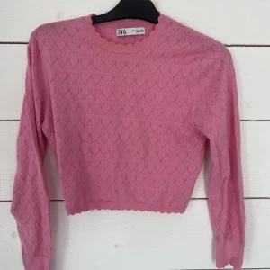 Zara tröja - Tröja från zara som är köpt 2021 och använd då ett fåtal gånger men sen dess inte kommit till användning alls!