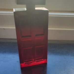 Elizabeth Arden- always red - Aldrig använt parfymen, men den har praliner, karamell och plommon noter för er som älskar gourmand parfymer. 