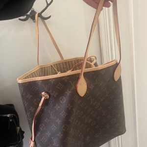 Neverfull  - Äkta canvas läder, storlek GM. Toppskick. Knappt använd. Fler bilder kan skickas.