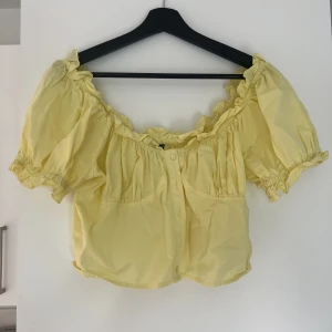 Blus - Kort blus som sitter super fint! Storlek 36 Plagget finns på fler sidor så kan säljas. 