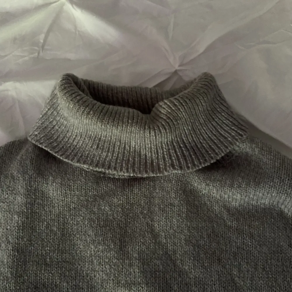 🛑LÄS MIN BIO FÖRST🛑 Säljer denna stickade tröja med polokrage från H&M då den legat i garderoben ett bra tag utan att den kommit till användning. Inga defekter eller liknade💕Kom privat för eventuella frågor💫. Stickat.