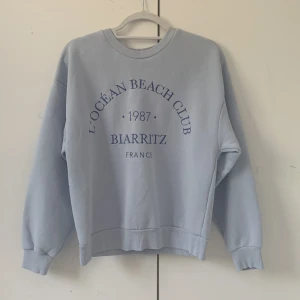 Sweatshirt  - Superfin ljusblå sweatshirt från Gina tricot. Ganska använd men fortfarande i fint skick. Storlek XS amen passar även S