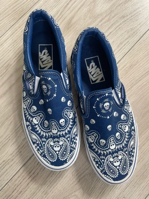 Helt oanvända Vans strl 37 - Helt nya vans i strl 37, aldrig använda. Säljer då dom inte kommer till användning. Frakt tillkommer!