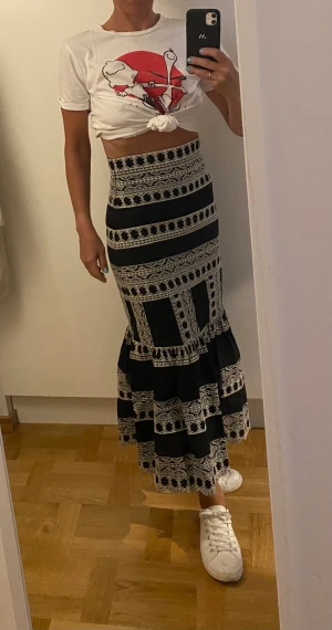 Zara kjol helt ny - SuperSnygg långkjol Zara svart och vit helt oanvänd 