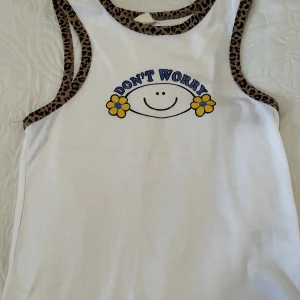 Urban outiftters linne - Snyggt linne från urban outfitters i storlek M. Rensar garderoben så kolla in mitt konto för fler billiga kläder. Skriv privat för fler bilder