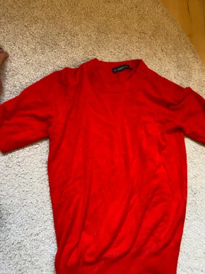 T-shirt  - Super fin stickad topp/t-shirt från zara. Aldrig använd och är i jättebra skick. Så skön och snygg. 💕