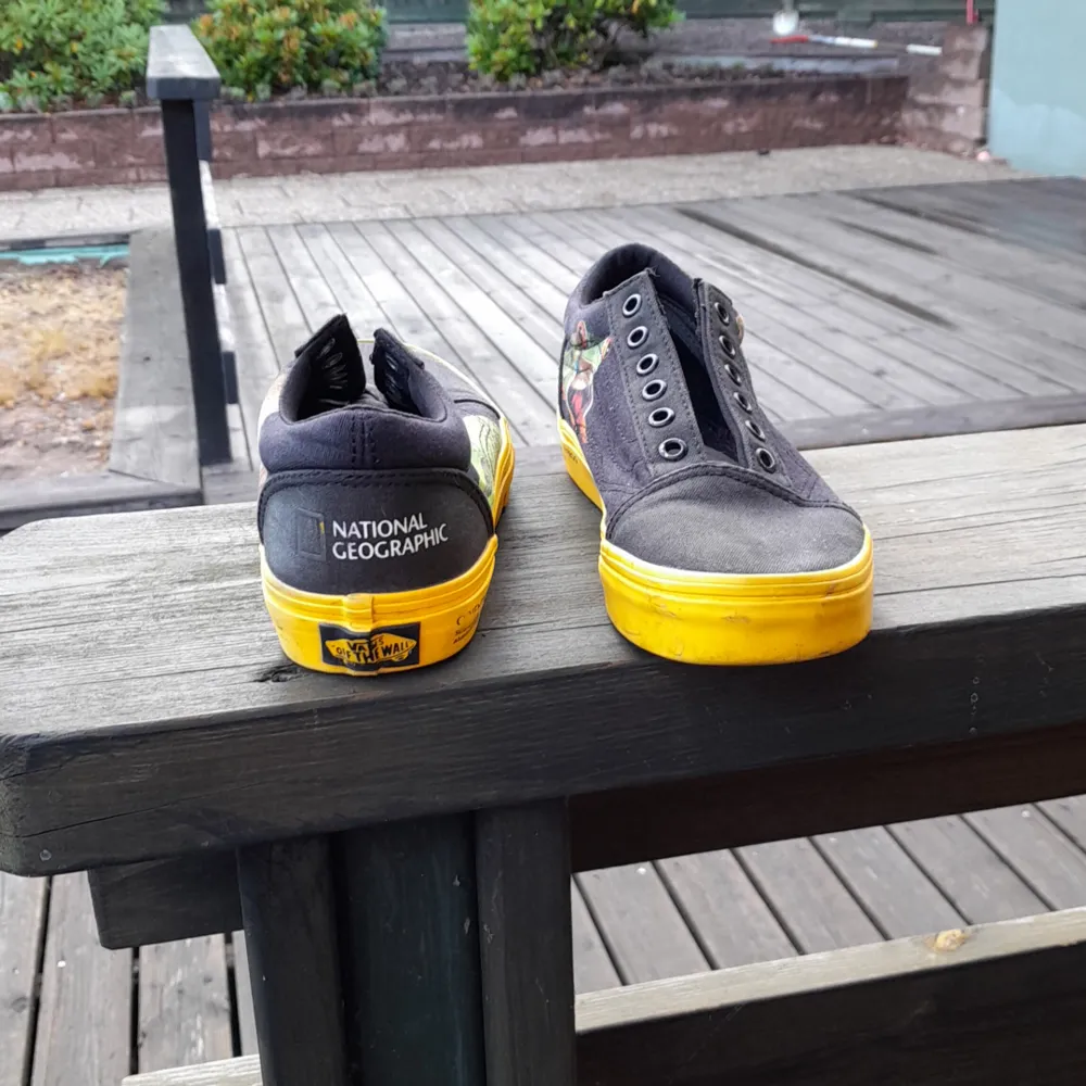 Hej! Jag säljer mina Vans x national geographic old skool skor. Skick 6/10. Snören med skickas.Storlek 34. Skor.