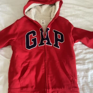 Gap zip hoodie  - Storlek XL i barn storlek (som en vanlig xs). Klicka gärna på köp nu knappen💗
