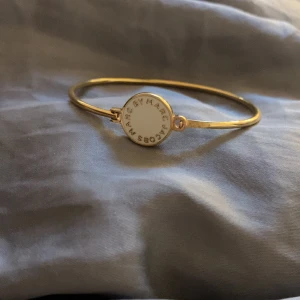 Marc jacobs armband  - Säljer ätkta marc jacobs armband, knappt använt❤️