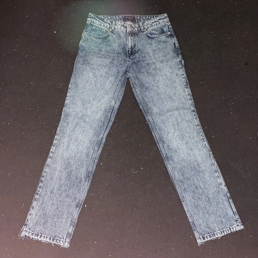Säljer dessa jeans som knappt andvänts, köptes för 1450 och storleken är helt slutsåld på hemsidan, dom är i perfekt skick . Jeans & Byxor.