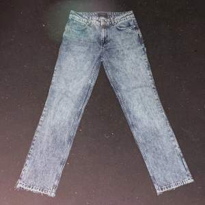 Säljer dessa jeans som knappt andvänts, köptes för 1450 och storleken är helt slutsåld på hemsidan, dom är i perfekt skick 