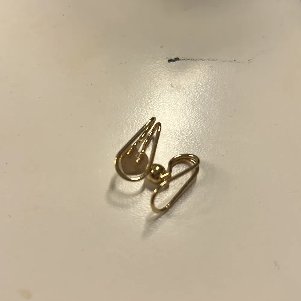 Guldiga fake örhängen. Från ur&penn. Accessoarer.