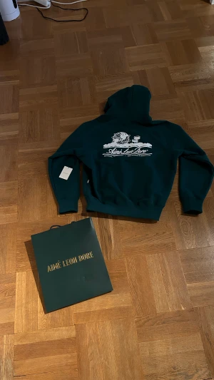 Aime Leon Dore Hoodie  - Säljer av en helt nya hoodie från Aime Leon Dore som köptes in i butiken i London. Är helt oanvänd och har tags samt förpackningsplastpåse kvar. Malmös kvalitet och lyx men blev fel storlek tyvärr. Finns i Falun men kan skickas!