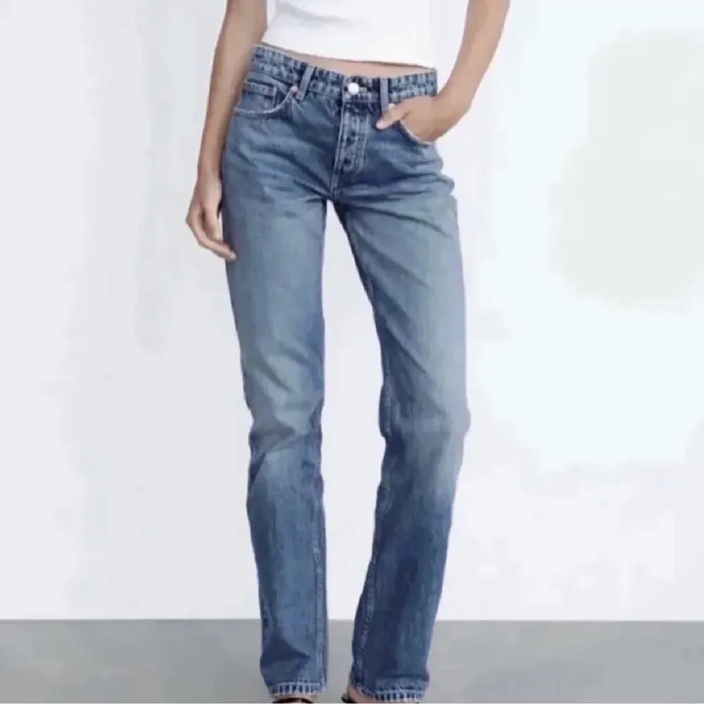 Mid waist jeans från zara, köpt på plick. Storlek 34, i ny skick . Jeans & Byxor.
