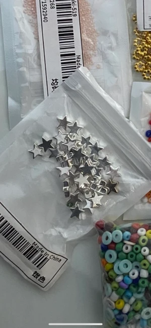 Pärlor 🩷 - Stjärnor och bokstäver guld 