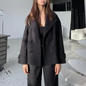 Svart kappa - En svart kappa från design by si, säljer pg den inte kommer till användning, strl m/l. Frakten står köparen för