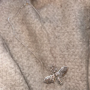 IOAKU - SINGLE CHAIN MINI INSECT - Säljer detta jätte fina halsband från ioaku 25/9 då jag ångrade mitt köp och hittade aldrig kvittot. Säljer för 350. Skicket är fortfarande som nytt .