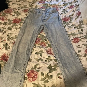 Jeans - Högmidjade jeans. Är tajta vid höften men inte vid benen.  Har använt några gånger, bekväma.