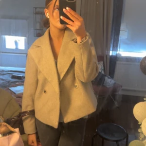 Beige kappa från Vila - Säljer denna fina beiga kappa från vila som ej kommer till användning!🩷