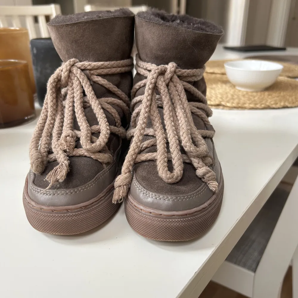INTRESSEKOLL på mina inuiiki skor som endast blivit använda mindre än en halv vintersäsong, därav superskick💗köptes för 3099kr🫶🏼 hör av er vid frågor eller fler bilder!. Skor.