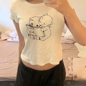 brandy melville baby tee - sötaste lilla baby tee från brandy melville! använt en del, men i väldigt bra skick 💓💓 pris kan diskuteras!