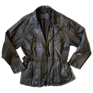 Vintage läderjacka - Jättefin vintage läderjacka! Bra men använt skick. Strlk M. Mått; se 3e bilden