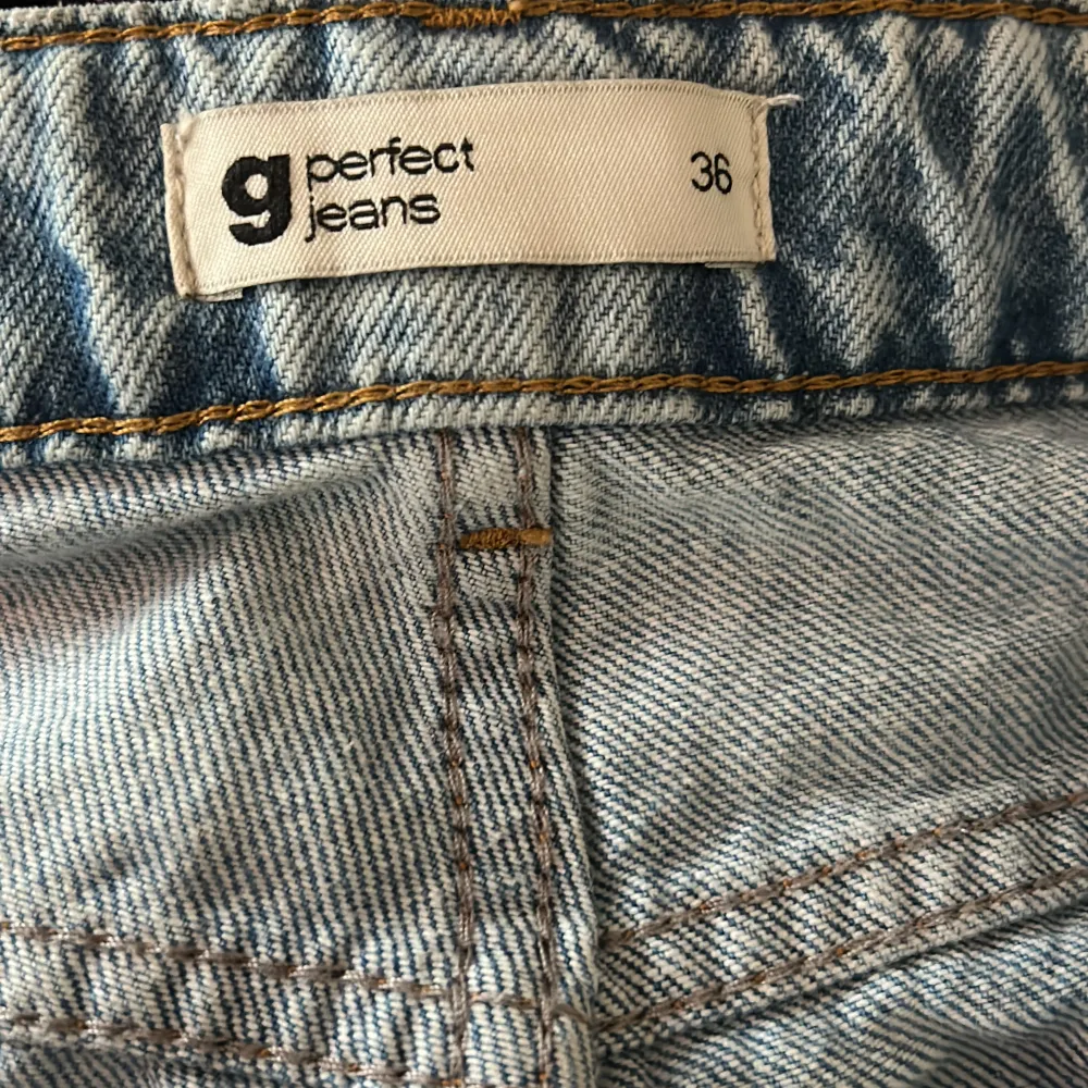 ett par perfect jeans (gina tricot) med hål på knäna. storlek 36, mycket bra skick, nästan aldrig använda!. Jeans & Byxor.