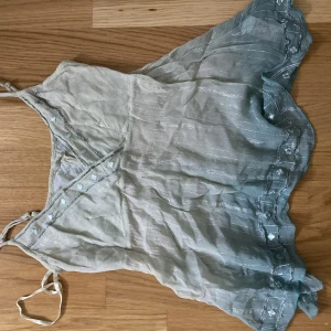 Topp - Grön-blått linne som är en aning seethrough🥪